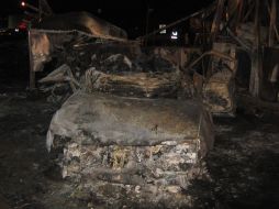Aspecto de un auto calcinado después del impacto con un tráiler que dejó seis personas fallecidas. O. RUVALCABA  /