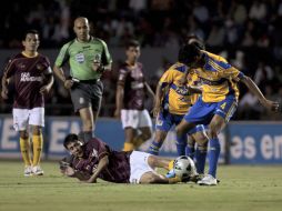 El delantero de Estudiantes Rubens Sambuezal (c) disputa el balón con el defensor de Tigres Hugo Ayala (d). EFE  /