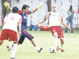 El arquero Luis Michel (de azul) disputa un balón con Adolfo Bautista, en la práctica de Chivas. E. PACHECO  /