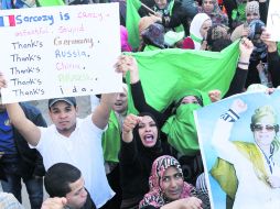 Simpatizantes de Gadhafi expresan descontento en Trípoli hacia el presidente francés Nicolas Sarkozy. EFE  /