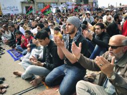 Residentes de Bengasi, durante una oración. REUTERS  /