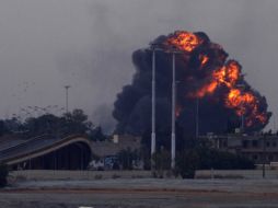 Una fuerte humareda se levantó después de que los rebeldes al régimen de Gadhafi derribarán un avión en Bengasi. AP  /
