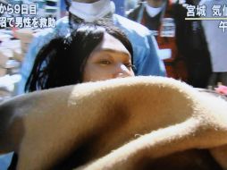 Socorristas trasladan a un sobreviviente en la prefectura de Miyagi. El joven permaneció atrapado ocho días. AP  /