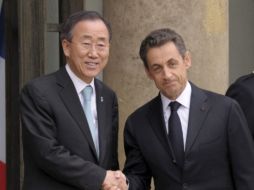 El secretario general de la ONU, Ban Ki Moon, y Nicolas Sarkozy a las puertas del palacio del Elíseo. ARCHIVO  /