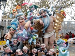 Se exhiben 385 monumentos falleros en este año. EFE  /