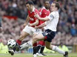 Ryan Giggs (izq.), del Manchester United, disputa un balón con su contrincante Kevin Davies (der.). REUTERS  /