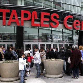 Un hombre armado entra a la pista del Staples Center
