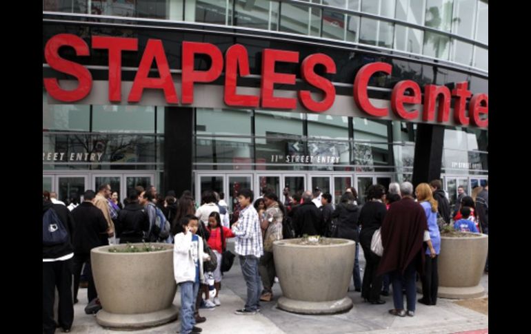 Los fanáticos esperan fuera del Staples Center debido al incidente. AP  /