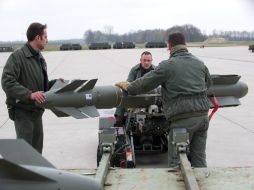 Elementos de la armada francesa preparan uno de los misiles para las operaciones en Libia. AP  /