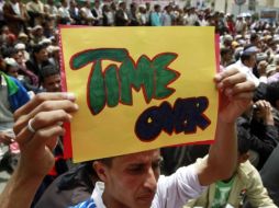 Un manifestante sostiene  un cartel  exigiendo la destitución del  presidente de Yemen. REUTERS  /