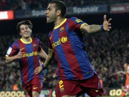 Daniel Alves celebra la primera anotación ante el Getafe, junto a su compañero Bojan Krkic que después anotaría el segundo gol. REUTERS  /