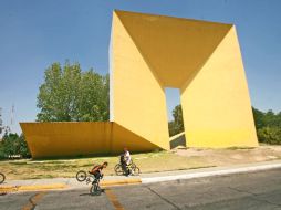 El monumento de “La Gran Puerta” en el parque, hecho por el arquitecto Fernando González Gortázar. A. GARCÍA  /