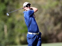 • El golfista británico, Justin Rose, observa su tiro de salida del hoyo siete. AFP  /