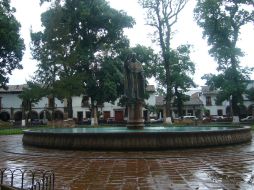 Estatua de Don Vasco de Quiroga, ubicada en la plaza del mismo nombre. ESPECIAL  /