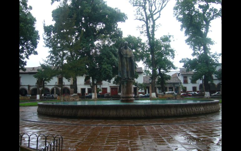 Estatua de Don Vasco de Quiroga, ubicada en la plaza del mismo nombre. ESPECIAL  /