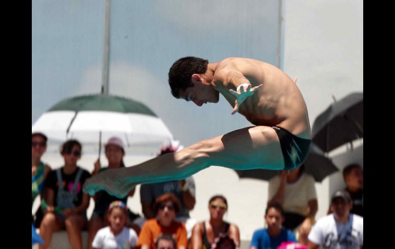 El mexicano Rommel Pacheco ejecuta uno de sus clavados desde la plataforma de 10 metros. MEXSPORT  /