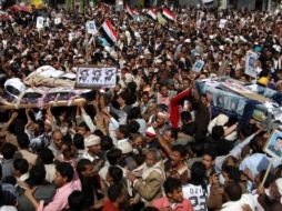 Dolientes en contra del gobierno yemení llevan los cuerpos de los activistas que fallecieron en Saná. AFP  /