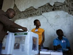Trabajadores organizan el material electoral  en un centro de votación  en Puerto Príncipe. REUTERS  /