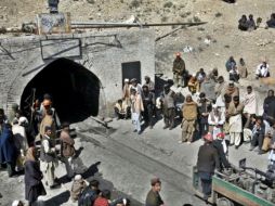 Familiares de los mineros se reúnen a las puertas de la mina. EFE  /