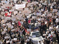 Los manifestantes gritaban consignas como ''Escuchad la voz de los ciudadanos''. EFE  /