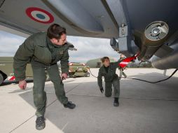Aviones franceses sobrevuelan Libia para asegurar la zona de exclusión aérea acordada por la ONU. EFE  /