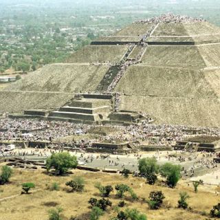 Visitantes se congregan en Teotihuacán para recibir equinoccio