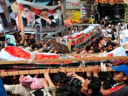 Imagen del traslado de los restos mortales de manifestantes muertos en el tiroteo del viernes en Saná. EFE  /