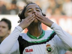 El jugador mexicano festejando su anotación con lo que le dio la victoria al Racing de Santander. EFE  /