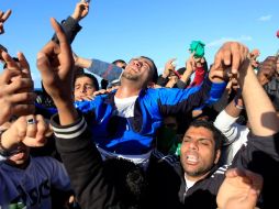 Libios acuden a un funeral de connacionales asesinados por las fuerzas de coalición, en un cementerio de Trípoli. REUTERS  /