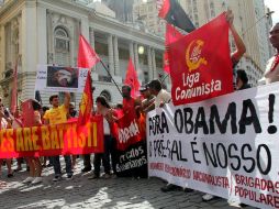 Grupo de manifestantes participa de una protesta frente al Teatro Municipal de Río de Janeiro. EFE  /