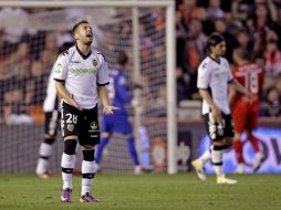 El defensa Jordi Alba se lamenta de una oportunidad de gol fallada en el partido contra el Sevilla. EFE  /