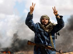 Un rebelde el Bengasi celebra tras un ataque de las fuerzas aliadas en Libia. REUTERS  /