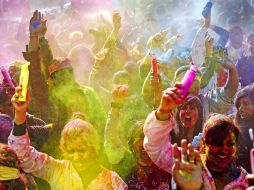 Un grupo de jóvenes se divierte con agua y tintes de colores durante la celebración. AFP  /