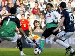 Giovani dos Santos dispara a puerta ante el portero de la Real Sociedad, Claudio Bravo (izq.). EFE  /