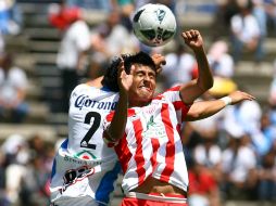 Luis Alonso Sandoval (der.) disputa el balón con Orlando Rincón. MEXSPORT  /
