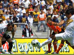 El atacante de Pumas, Martín Bravo (der.) se pierde la oportunidad de empujar la pelota al fondo de la red de Tuzos. MEXSPORT  /