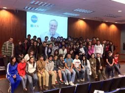 Edward A. Celarier desde Washington y los alumnos que toman sus clases. ESPECIAL  /