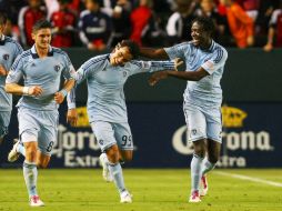 Omar Bravo (c.) es felicitado por su compañeros de equipo Kei Kamara (der.) y  Milos Stojcev, tras el segundo gol del mochiteco. AFP  /