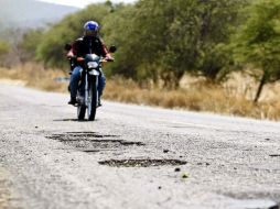 En la red carretera estatal, 752.9 kilómetros están en estado crítico. En la foto, el tramo Ciudad Guzmán-Tonaya. E. PACHECO  /