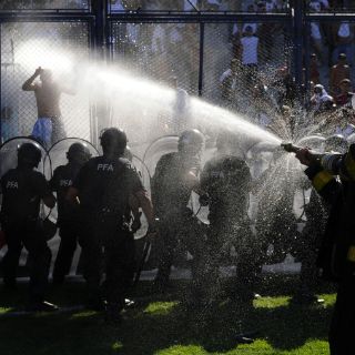 La violencia se niega a abandonar el futbol