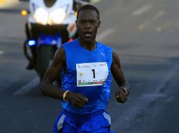 Julius Ketter dominó de principio a fin el  Medio Maratón de Zapopan.  E. BARRERA  /