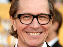 Oldman apaga las velitas en el pastel, al celebrar su cumpleaños 53. ESPECIAL  /