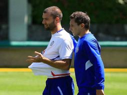 Christian Giménez (der.) dialoga con su compañero Emanuel Villa, durante la práctica celeste. MEXSPORT  /