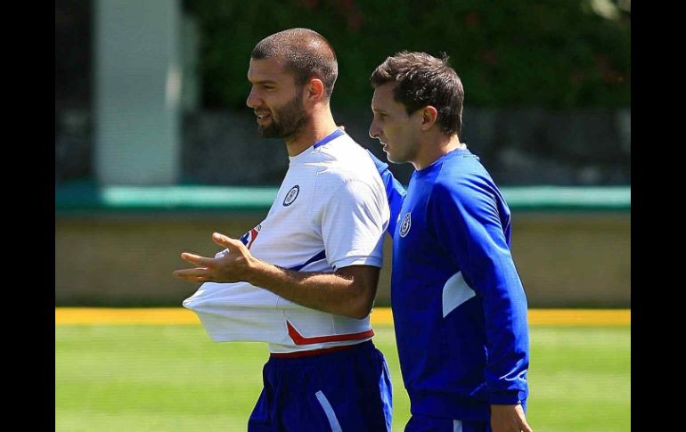 Christian Giménez (der.) dialoga con su compañero Emanuel Villa, durante la práctica celeste. MEXSPORT  /