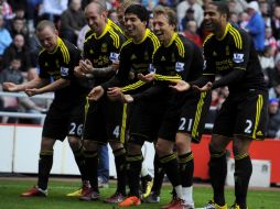 El segundo gol del Liverpool fue dedicado al brasileño Lucas (21), quien acaba de debutar como papá. REUTERS  /