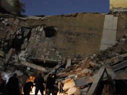 Escombros del edificio ubicado a 50 metros del lugar donde Gadhafi suele recibir a sus invitados, que fue derribado. AFP  /