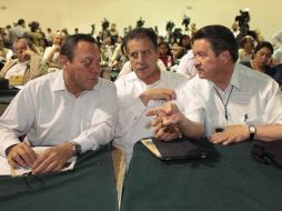 La primera minoría fue para Jesús Zambrano (izq.), aquí junto al actual líder, Jesús Ortega, y el senador Carlos Navarrete. NTX  /