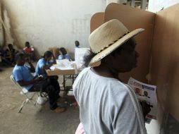 Haitianos participan en la jornada electoral en Haití para elegir presidente. EFE  /