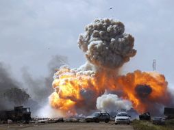 La carretera que une las ciudades de Bengasi y Ajdabiyah es uno de los objetivos militares de los aliados. REUTERS  /