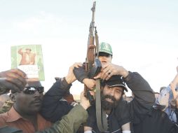 Simpatizantes de Muamar Gadhafi asisten al funeral de las víctimas del primer bombardeo de los aliados, en Trípoli. EFE  /